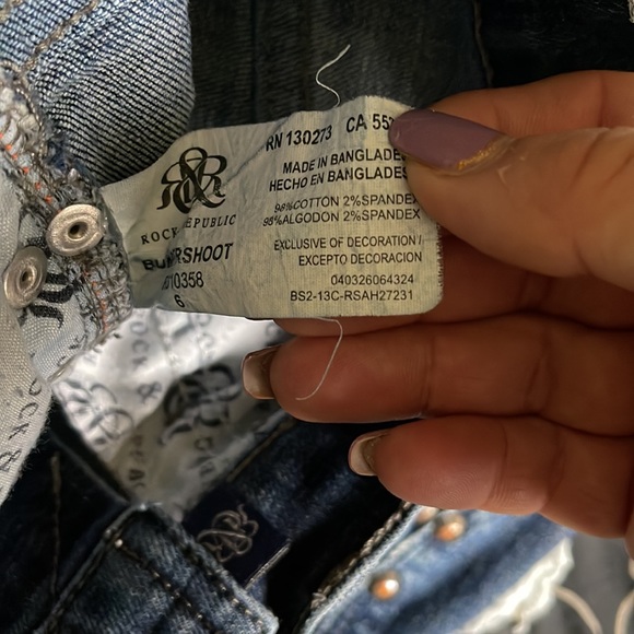 Rock & Republic Factory Distressed Studded Stretch Jean Shorts Size 6 - Picture 3 of 3